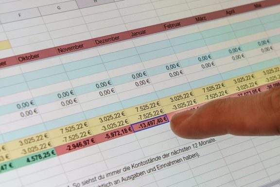 Analyse et suivi des indicateurs sociaux en entreprise tableau de suivi présentant des indicateurs et des données de gestion pour l'accompagnement social en entreprise.